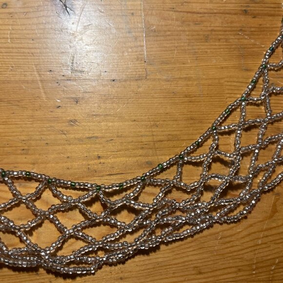 Ivory/white beaded necklace with green details - Picture 2 of 2